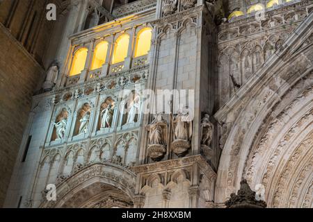 Schöne Nachtansicht der Kathedrale von Santa Maria in Toledo, Spanien Stockfoto