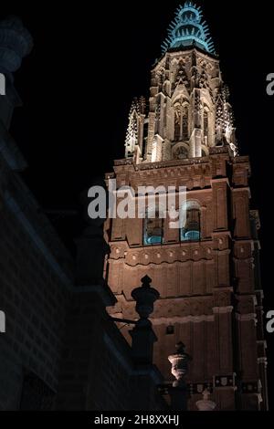 Schöne Nachtansicht der Kathedrale von Santa Maria in Toledo, Spanien Stockfoto