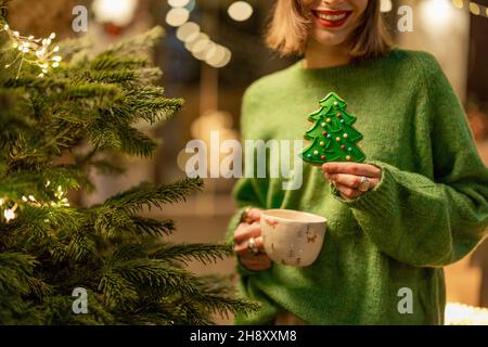 Frau hält Lebkuchen in Form eines Weihnachtsbaums Stockfoto