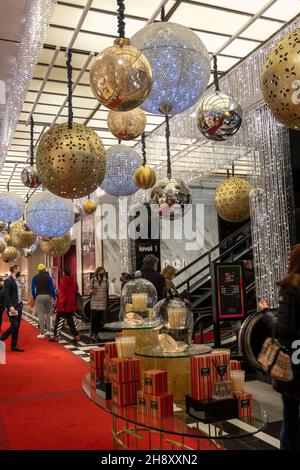 Das Flagship-Kaufhaus von Bloomingdales während der Weihnachtszeit 2021 in New York City, USA Stockfoto