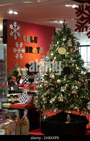 Das Flagship-Kaufhaus von Bloomingdales während der Weihnachtszeit 2021 in New York City, USA Stockfoto