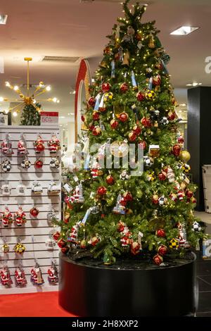 Das Flagship-Kaufhaus von Bloomingdales während der Weihnachtszeit 2021 in New York City, USA Stockfoto