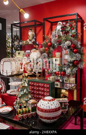 Das Flagship-Kaufhaus von Bloomingdales während der Weihnachtszeit 2021 in New York City, USA Stockfoto