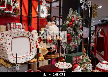 Das Flagship-Kaufhaus von Bloomingdales während der Weihnachtszeit 2021 in New York City, USA Stockfoto