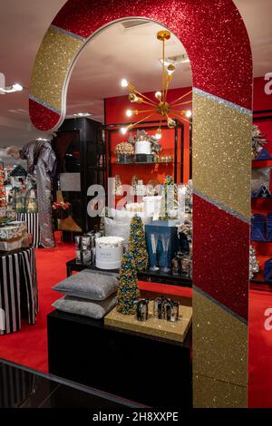 Das Flagship-Kaufhaus von Bloomingdales während der Weihnachtszeit 2021 in New York City, USA Stockfoto