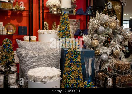 Das Flagship-Kaufhaus von Bloomingdales während der Weihnachtszeit 2021 in New York City, USA Stockfoto