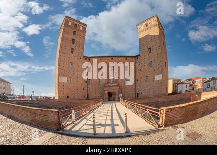 Fossano, Cuneo, Italien - 2. Dezember 2021: Das Schloss der Fürsten von Acaja (XIV Jahrhundert) auf der piazza Castello, Sitz der Bürgerbibliothek Stockfoto