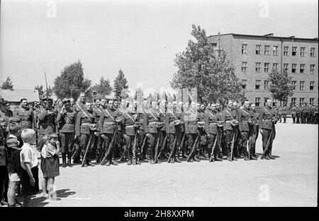 Sieradz, 1946-05. Uroczystoœæ promocji w Oficerskiej Szkole £¹cznoœci, uczestniczyli w niej m.in.: gen. broni Karol Œwierczewski, gen. Brygady Œwietlicki, gen. Juryn, gen. Boles³aw Zarako-Zarakowski. Rolê gospodarza pe³ni³ wojewoda ³ódzki Jan D¹b-Kocio³. NZ. Wojsko na placu apelowym. mw PAP Dok³adny dzieñ wydarzenia nieustalony. Sieradz, Mai 1946. Beförderungszeremonien an der Signal School der Offiziere. In Anwesenheit von Generalleutnant Karol Swierczewski, Brigadier-General Swietlicki, General Juryn, General Boleslaw Zarako-Zarakowski. Die Zeremonien, die vom Gouverneur der Provinz Lodz, Jan, ausgerichtet wurden Stockfoto