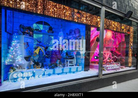 Das Flagship-Kaufhaus von Bloomingdales während der Weihnachtszeit 2021 in New York City, USA Stockfoto