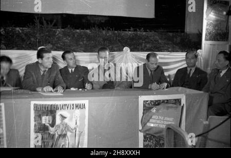 Warszawa, 1946-05-02. Uroczysta akademia z okazji Œwiêta Oœwiaty w sali Rady Miejskiej w gmachu Banku Gospodarstwa Krajowego. ps/ms PAP/CAF/Jerzy Baranowski Warschau, 2. Mai 1946. Eine Gala zum Tag der Bildung im Rathaus im Gebäude der National Economy Bank. ps/ms PAP/CAF/Jerzy Baranowski Stockfoto