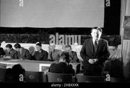 Warszawa, 1946-05-02. Uroczysta akademia z okazji Œwiêta Oœwiaty w sali Rady Miejskiej w gmachu Banku Gospodarstwa Krajowego. ps/ms PAP/CAF/Jerzy Baranowski Warschau, 2. Mai 1946. Eine Gala zum Tag der Bildung im Rathaus im Gebäude der National Economy Bank. ps/ms PAP/CAF/Jerzy Baranowski Stockfoto