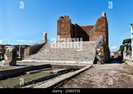 Antike und gut erhaltene römische Ruine des Kapitols der Tempel des antiken Roms, der den Kapitolinischen Göttern Jupiter Juno und Minerva in archeologi gewidmet ist Stockfoto