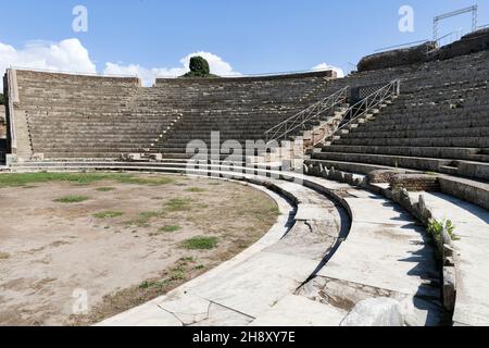 Niedriger Winkel Blick in alten römischen Theater von Ostia Antica eine gut erhaltene Ausgrabungen und sehr suggestive Ort, um in der Vergangenheit zu tauchen, Rom Italien Stockfoto