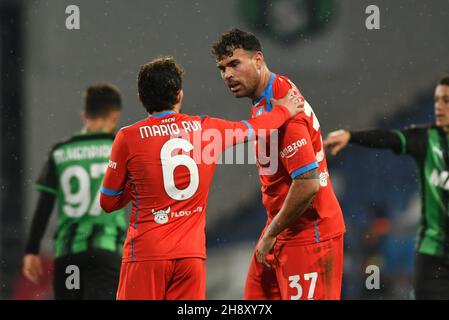 Reggio Emilia, Italien. 01st Dez, 2021. mario rui und andrea petagna (napoli) während US Sassuolo gegen SSC Napoli, italienische Fußballserie A Spiel in Reggio Emilia, Italien, Dezember 01 2021 Quelle: Independent Photo Agency/Alamy Live News Stockfoto