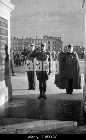 Warszawa, 1946-05-08. Uroczysty apel poleg³ych Przy Grobie Nieznanego ¯o³nierza w przeddzieñ rocznicy zakoñczenia II wojny œwiatowej. ps/pp PAP/Stanis³aw D¹browiecki Warschau, 9. Mai 1946. Ein Ehrenruf am Grab des unbekannten Soldaten am Vorabend des 1st. Jahrestages des Endes des Zweiten Weltkriegs. PS/ms PAP/Stanislaw Dabrowiecki Stockfoto