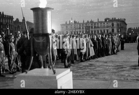 Warszawa, 1946-05-08. Uroczysty apel poleg³ych Przy Grobie Nieznanego ¯o³nierza w przeddzieñ rocznicy zakoñczenia II wojny œwiatowej. ps/pp PAP/Stanis³aw D¹browiecki Warschau, 9. Mai 1946. Ein Ehrenruf am Grab des unbekannten Soldaten am Vorabend des 1st. Jahrestages des Endes des Zweiten Weltkriegs. PS/ms PAP/Stanislaw Dabrowiecki Stockfoto