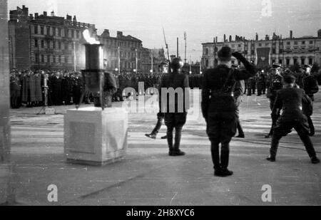 Warszawa, 1946-05-08. Uroczysty apel poleg³ych przy Grobie Nieznanego ¯o³nierza w przeddzieñ rocznicy zakoñczenia II wojny œwiatowej. ¯o³nierze nios¹ urny z ziemi¹ z Pól bitewnych II wojny œwiatowej. ps/pp PAP/Stanis³aw D¹browiecki Warschau, 9. Mai 1946. Ein Ehrenruf am Grab des unbekannten Soldaten am Vorabend des 1st. Jahrestages des Endes des Zweiten Weltkriegs Soldaten halten Urnen mit der Erde aus dem Zweiten Weltkrieg Schlachtfelder. ps/ms PAP/Stanislaw Dabrowiecki Stockfoto