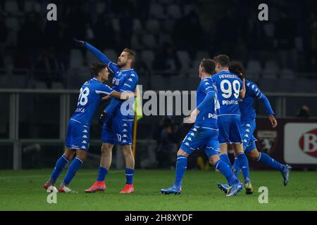 Turin, Italien, 2nd. Dezember 2021. Andrea La Mantia vom FC Empoli feiert mit Teamkollegen, nachdem sie während des Spiels der Serie A im Stadio Grande Torino, Turin, das Spiel mit 2-2 Punkten bewertet hat. Bildnachweis sollte lauten: Jonathan Moscrop / Sportimage Stockfoto