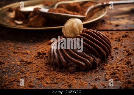 Belgische Schokolade über einem Holztisch Stockfoto