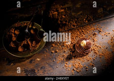 Belgische Schokolade über einem Holztisch Stockfoto