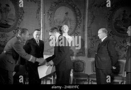 Warszawa, 1946-05-09. Obchody pierwszej rocznicy zakoñczenia II wojny œwiatowej. Uroczystoœæ wrêczenia odznaczeñ. NZ. od lewej marsza³ek Micha³ Rola-¯ymierski, Prezydent Boles³aw Bierut, Premier Edward Osóbka-Morawski, wicepremier, przewodnicz¹cy PSL Stanis³aw Miko³ajczyk. po/ms PAP/Karol Szczeciñski Warschau, 9. Mai 1946. Zeremonien zum 1st. Jahrestag des Endes des Zweiten Weltkriegs Bild: Von links Marschall Michal Rola-Zymierski, Präsident Boleslaw Bierut, Premierminister Edward Osobka-Morawski, stellvertretender Ministerpräsident, Vorsitzender der Polnischen Bauernpartei Stanislaw Miko³ajczyk. po/ms PAP/Karol Szcz Stockfoto