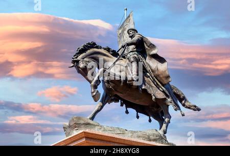 Samara, Russland - 9. September 2018: Bronze-Denkmal dem Gründer Samaras - Prinz Grigori Sasekin gegen den Himmel Stockfoto