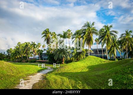 Grand Cayman, Cayman Islands, Nov 2021, Pfad auf einem redundanten Golfplatz, der zu Britannia Estates führt Stockfoto