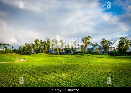 Grand Cayman, Cayman Islands, Nov 2021, Britannia Estates durch einen redundanten Golfplatz am frühen Morgen Stockfoto