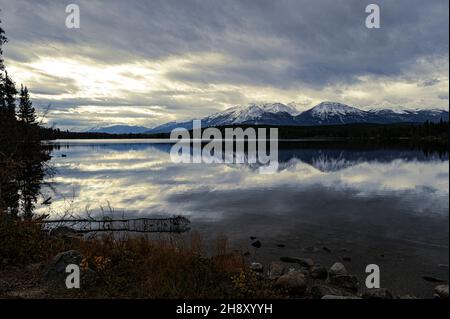 Pyramid Lake an einem bewölkten Sonnenuntergangstag, Jasper Alberta Kanada Stockfoto