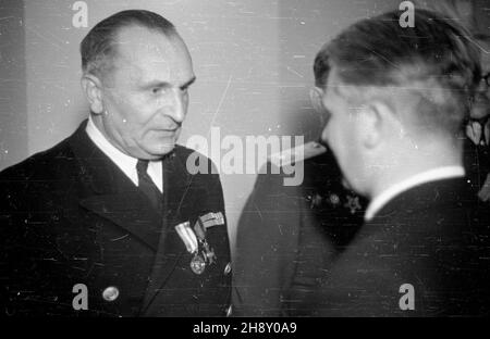 Warszawa, 1946-05-09. Uroczystoœæ wrêczenia Medau Zwyciêstwa i Wolnoœci 1945, ustanowionego dekretem Rady Ministrów zatwierdzonym przez KRN z dnia 26 paŸdziernika 1945 roku. NZ. z okazji pierwszej rocznicy zakoñczenia II wojny œwiatowej Edward Osóbka-Morawski dekoruje medalem kontradmira³a Adama Mohuczego. po/gr PAP/Karol Szczeciñski Warschau, 9. Mai 1946. Die Verleihung der Sieg- und Freiheitsmedaille 1945, die durch ein Dekret des Ministerrats festgelegt und vom polnischen Nationalrat KRN am 26. Oktober 1945 genehmigt wurde. Im Bild: Zum 1st. Jahrestag des WW2. Endes Edward Oso Stockfoto