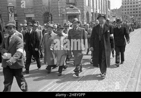 Warszawa, 1946-05-12. Ogólnokrajowy Kongres Delegatów Komitetów Obywatelskich Premiowej Po¿yczki Odbudowy Kraju. NZ. pochód delegatów na ulicach miasta. W drugim rzêdzie m.in. minister informacji i propagandy Stefan Matuszewski (1L, w ciemnim garniturze), Minister finansów Konstanty D¹browski (2L), Prezydent Warszawy Stanis³aw To³wiñski (3L), Stanis³aw Janusz (4L). po/ms PAP/Stanis³aw D¹browiecki Warschau, 12. Mai 1946. Der Nationalkongress der Delegierten der Bürgerkomitees des Darlehens für den Landrekonstruktion. Im Bild: Informations- und Propagandaminister Stefan Matuszews Stockfoto