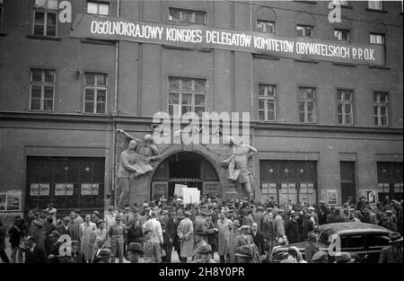 Warszawa, 1946-05-12. Ogólnokrajowy Kongres Delegatów Komitetów Obywatelskich Premiowej Po¿yczki Odbudowy Kraju. NZ. Delegaci przed Teatrem Roma. po/ms PAP/Stanis³aw D¹browiecki Warschau, 12. Mai 1946. Der Nationalkongress der Delegierten der Bürgerkomitees des Darlehens für den Landrekonstruktion. Im Bild: Die Delegierten vor dem Roma-Theater. po/ms PAP/Stanislaw Dabrowiecki Stockfoto