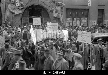 Warszawa, 1946-05-12. Ogólnokrajowy Kongres Delegatów Komitetów Obywatelskich Premiowej Po¿yczki Odbudowy Kraju. NZ. Delegaci przed Teatrem Roma. po/ms PAP/Stanis³aw D¹browiecki Warschau, 12. Mai 1946. Der Nationalkongress der Delegierten der Bürgerkomitees des Darlehens für den Landrekonstruktion. Im Bild: Die Delegierten vor dem Roma-Theater. po/ms PAP/Stanislaw Dabrowiecki Stockfoto