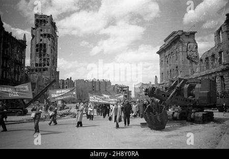 Warszawa, 1946-05-12. Ogólnokrajowy Kongres Delegatów Komitetów Obywatelskich Premiowej Po¿yczki Odbudowy Kraju. NZ. pochód delegatów na Placu Napoleona (Obecnie Plac Powstañców Warszawy). po/ms PAP/Stanis³aw D¹browiecki Warschau, 12. Mai 1946. Der Nationalkongress der Delegierten der Bürgerkomitees des Darlehens für den Landrekonstruktion. Im Bild: Die Parade der Delegierten auf dem Napoleon-Plac (heute Warschauer Aufständischen-Platz. po/ms PAP/Stanislaw Dabrowiecki Stockfoto