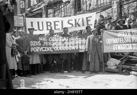 Warszawa, 1946-05-12. Ogólnokrajowy Kongres Delegatów Komitetów Obywatelskich Premiowej Po¿yczki Odbudowy Kraju. NZ. pochód delegatów na ulicach miasta. po/ms PAP/Stanis³aw D¹browiecki Warschau, 12. Mai 1946. Der Nationalkongress der Delegierten der Bürgerkomitees des Darlehens für den Landrekonstruktion. Im Bild: Die Parade der Delegierten. po/ms PAP/Stanislaw Dabrowiecki Stockfoto