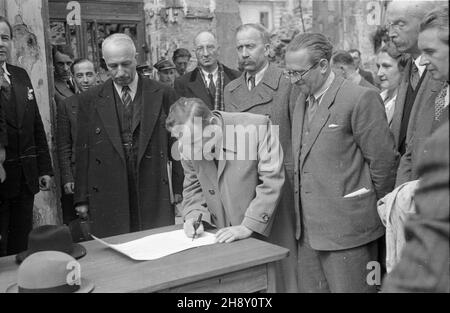 Warszawa, 1946-05-12. Ogólnokrajowy Kongres Delegatów Komitetów Obywatelskich Premiowej Po¿yczki Odbudowy Kraju. NZ. uroczystoœæ otwarcia subskrypcji podpisywanej przez ministra skarbu Konstantego D¹browskiego. Poœrodku z w¹sami Stanis³aw Janusz. po/ms PAP/Stanis³aw D¹browiecki Warschau, 12. Mai 1946. Der Nationalkongress der Delegierten der Bürgerkomitees des Darlehens für den Landrekonstruktion. Im Bild: Die Zeremonie zur Eröffnung des Abonnements, unterzeichnet von Finanzminister Konstanty Dabrowski. Stanislaw Janusz in der Mitte mit Schnurrbart. po/ms PAP/Stanislaw Dabrowiecki Stockfoto