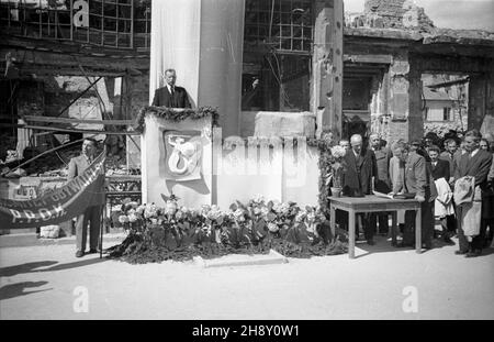 Warszawa, 1946-05-12. Ogólnokrajowy Kongres Delegatów Komitetów Obywatelskich Premiowej Po¿yczki Odbudowy Kraju. NZ. uroczystoœæ otwarcia subskrypcji. Przemawia Minister informacji i propagandy Stefan Matuszewski. po/ms PAP/Stanis³aw D¹browiecki Warschau, 12. Mai 1946. Der Nationalkongress der Delegierten der Bürgerkomitees des Darlehens für den Landrekonstruktion. Im Bild: Die Zeremonie der Eröffnung des Abonnements. Rede: Informations- und Propagandaminister Stefan Matuszewski. po/ms PAP/Stanislaw Dabrowiecki Stockfoto