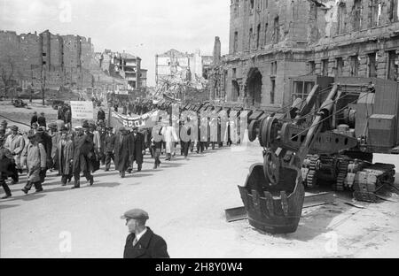 Warszawa, 1946-05-12. Ogólnokrajowy Kongres Delegatów Komitetów Obywatelskich Premiowej Po¿yczki Odbudowy Kraju. NZ. pochód delegatów na ulicach miasta. po/ms PAP/Stanis³aw D¹browiecki Warschau, 12. Mai 1946. Der Nationalkongress der Delegierten der Bürgerkomitees des Darlehens für den Landrekonstruktion. Im Bild: Die Parade der Delegierten entlang der Straßen der Stadt. po/ms PAP/Stanislaw Dabrowiecki Stockfoto