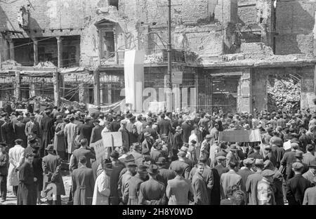 Warszawa, 1946-05-12. Ogólnokrajowy Kongres Delegatów Komitetów Obywatelskich Premiowej Po¿yczki Odbudowy Kraju. NZ. Delegaci przed Teatrem Roma (widok na ul. Nowogrodzk¹). po/ms PAP/Stanis³aw D¹browiecki Warschau, 12. Mai 1946. Der Nationalkongress der Delegierten der Bürgerkomitees des Darlehens für den Landrekonstruktion. Im Bild: Die Delegierten vor dem Roma-Theater (Blick auf die Nowogrodzka-Straße). po/ms PAP/Stanislaw Dabrowiecki Stockfoto