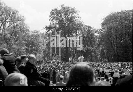 Kalisz, 1946-05-15. Uroczystoœci religijne w 150. rocznicê koronacji wizerunku œw. Rodziny. W 1783 roku Papier¿ Pius VI uzna³ obraz za s³yn¹cy ³askami i dokona³ koronacji jego kopii w Rzymie. Akt koronacji odnowiono w Kaliszu 15 maja 1796 roku. NZ. Msza œwiêta. ms PAP Kalisz, 15. Mai 1946. Feierlichkeiten zum 150th. Jahrestag der Krönung eines Wunderbildes der Heiligen Familie. 1783 erkannte Papst Pius VI. Ein Wunderbild und Krönung seiner Kopie in Rom. Die Krönung wurde am 15. Mai 1796 in Kalisz wiederhergestellt. Abbildung: Hohe Masse. Ms PAP Stockfoto