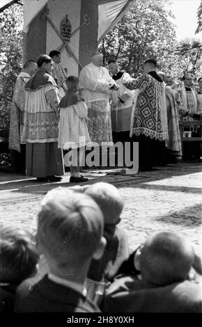 Kalisz, 1946-05-15. Uroczystoœci religijne w 150. rocznicê koronacji wizerunku œw. Rodziny. W 1783 roku Papier¿ Pius VI uzna³ obraz za s³yn¹cy ³askami i dokona³ koronacji jego kopii w Rzymie. Akt koronacji odnowiono w Kaliszu 15 maja 1796 roku. NZ. Uroczystej mszy œw. Przewodniczy prymas Polski kardyna³ August Hlond. ms PAP Kalisz, 15. Mai 1946. Feierlichkeiten zum 150th. Jahrestag der Krönung eines Wunderbildes der Heiligen Familie. 1783 erkannte Papst Pius VI. Ein Wunderbild und Krönung seiner Kopie in Rom. Die Krönung wurde am 15. Mai 1796 in Kalisz wiederhergestellt. Im Bild: Hohe Masse cel Stockfoto