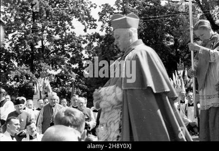 Kalisz, 1946-05-15. Uroczystoœci religijne w 150. rocznicê koronacji wizerunku œw. Rodziny. W 1783 roku Papier¿ Pius VI uzna³ obraz za s³yn¹cy ³askami i dokona³ koronacji jego kopii w Rzymie. Akt koronacji odnowiono w Kaliszu 15 maja 1796 roku. NZ. Prymas Polski kardyna³ August Hlond. frau PAP Kalisz, 15. Mai 1946. Feierlichkeiten zum 150th. Jahrestag der Krönung eines Wunderbildes der Heiligen Familie. 1783 erkannte Papst Pius VI. Ein Wunderbild und Krönung seiner Kopie in Rom. Die Krönung wurde am 15. Mai 1796 in Kalisz wiederhergestellt. Im Bild: Polnischer Primas August Hlond. ms PAP Stockfoto