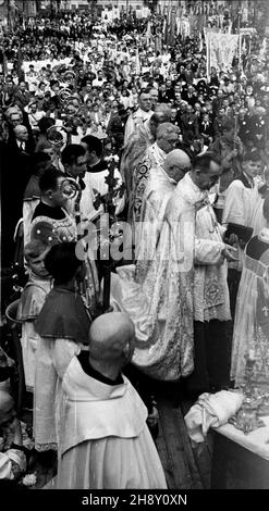 Kalisz, 1946-05-15. Uroczystoœci religijne w 150. rocznicê koronacji wizerunku œw. Rodziny. W 1783 roku Papier¿ Pius VI uzna³ obraz za s³yn¹cy ³askami i dokona³ koronacji jego kopii w Rzymie. Akt koronacji odnowiono w Kaliszu 15 maja 1796 roku. NZ. Uroczysta msza œw. ms PAP Kalisz, 15. Mai 1946. Feierlichkeiten zum 150th. Jahrestag der Krönung eines Wunderbildes der Heiligen Familie. 1783 erkannte Papst Pius VI. Ein Wunderbild und Krönung seiner Kopie in Rom. Die Krönung wurde am 15. Mai 1796 in Kalisz wiederhergestellt. Abbildung: Hohe Masse. Ms PAP Stockfoto