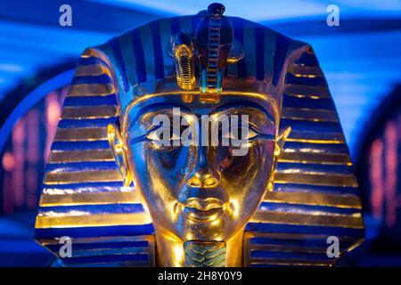 Dubai, VAE, 15.11.2021. Moderne Nachbildung der Goldenen Maske von König Tutanchamun im ägyptischen Pavillon, Expo 2020 Dubai, Nahaufnahme. Stockfoto