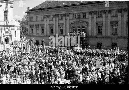 Kalisz, 1946-05-15. Uroczystoœci religijne w 150. rocznicê koronacji wizerunku œw. Rodziny. W 1783 roku Papier¿ Pius VI uzna³ obraz za s³yn¹cy ³askami i dokona³ koronacji jego kopii w Rzymie. Akt koronacji odnowiono w Kaliszu 15 maja 1796 roku. NZ. Procesja przed kalisk¹ kolegiat¹ pw. œw. Józefa. ms PAP Kalisz, 15. Mai 1946. Feierlichkeiten zum 150th. Jahrestag der Krönung eines Wunderbildes der Heiligen Familie. 1783 erkannte Papst Pius VI. Ein Wunderbild und Krönung seiner Kopie in Rom. Die Krönung wurde am 15. Mai 1796 in Kalisz wiederhergestellt. Im Bild: Parade vor St. Joseph Chur Stockfoto