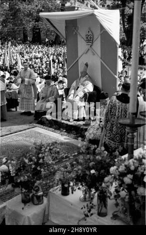 Kalisz, 1946-05-15. Uroczystoœci religijne w 150. rocznicê koronacji wizerunku œw. Rodziny. W 1783 roku Papier¿ Pius VI uzna³ obraz za s³yn¹cy ³askami i dokona³ koronacji jego kopii w Rzymie. Akt koronacji odnowiono w Kaliszu 15 maja 1796 roku. NZ. Uroczystej mszy œw. Przewodniczy prymas Polski kardyna³ August Hlond. ms PAP Kalisz, 15. Mai 1946. Feierlichkeiten zum 150th. Jahrestag der Krönung eines Wunderbildes der Heiligen Familie. 1783 erkannte Papst Pius VI. Ein Wunderbild und Krönung seiner Kopie in Rom. Die Krönung wurde am 15. Mai 1796 in Kalisz wiederhergestellt. Im Bild: Hohe Masse cel Stockfoto