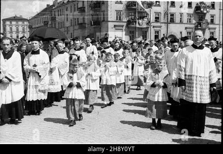 Kalisz, 1946-05-15. Uroczystoœci religijne w 150. rocznicê koronacji wizerunku œw. Rodziny. W 1783 roku Papier¿ Pius VI uzna³ obraz za s³yn¹cy ³askami i dokona³ koronacji jego kopii w Rzymie. Akt koronacji odnowiono w Kaliszu 15 maja 1796 roku. NZ. duchowieñstwo w uroczystej procesji. ms PAP Kalisz, 15. Mai 1946. Feierlichkeiten zum 150th. Jahrestag der Krönung eines Wunderbildes der Heiligen Familie. 1783 erkannte Papst Pius VI. Ein Wunderbild und Krönung seiner Kopie in Rom. Die Krönung wurde am 15. Mai 1796 in Kalisz wiederhergestellt. Im Bild: Priester während der Parade. ms PAP Stockfoto