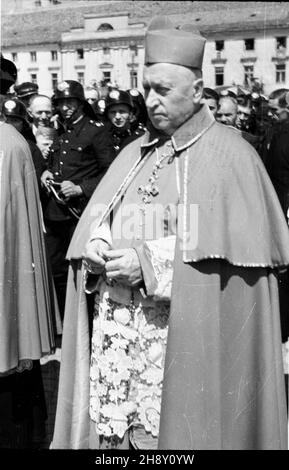 Kalisz, 1946-05-15. Uroczystoœci religijne w 150. rocznicê koronacji wizerunku œw. Rodziny. W 1783 roku Papier¿ Pius VI uzna³ obraz za s³yn¹cy ³askami i dokona³ koronacji jego kopii w Rzymie. Akt koronacji odnowiono w Kaliszu 15 maja 1796 roku. NZ. Prymas Polski kardyna³ August Hlond. frau PAP Kalisz, 15. Mai 1946. Feierlichkeiten zum 150th. Jahrestag der Krönung eines Wunderbildes der Heiligen Familie. 1783 erkannte Papst Pius VI. Ein Wunderbild und Krönung seiner Kopie in Rom. Die Krönung wurde am 15. Mai 1796 in Kalisz wiederhergestellt. Im Bild: Polnischer Primas August Hlond. ms PAP Stockfoto