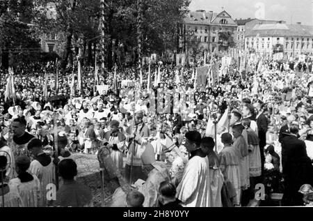 Kalisz, 1946-05-15. Uroczystoœci religijne w 150. rocznicê koronacji wizerunku œw. Rodziny. W 1783 roku Papier¿ Pius VI uzna³ obraz za s³yn¹cy ³askami i dokona³ koronacji jego kopii w Rzymie. Akt koronacji odnowiono w Kaliszu 15 maja 1796 roku. NZ. Uroczysta msza œwiêta. ms PAP Kalisz, 15. Mai 1946. Feierlichkeiten zum 150th. Jahrestag der Krönung eines Wunderbildes der Heiligen Familie. 1783 erkannte Papst Pius VI. Ein Wunderbild und Krönung seiner Kopie in Rom. Die Krönung wurde am 15. Mai 1796 in Kalisz wiederhergestellt. Abbildung: Hohe Masse. Ms PAP Stockfoto