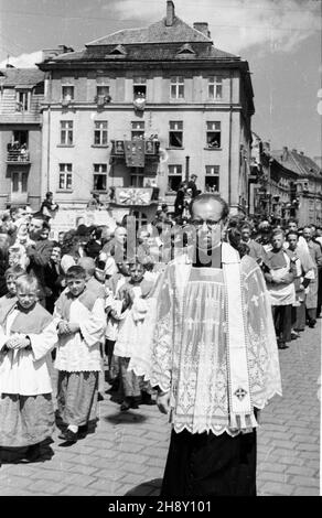 Kalisz, 1946-05-15. Uroczystoœci religijne w 150. rocznicê koronacji wizerunku œw. Rodziny. W 1783 roku Papier¿ Pius VI uzna³ obraz za s³yn¹cy ³askami i dokona³ koronacji jego kopii w Rzymie. Akt koronacji odnowiono w Kaliszu 15 maja 1796 roku. NZ. Uroczysta procesja. ms PAP Kalisz, 15. Mai 1946. Feierlichkeiten zum 150th. Jahrestag der Krönung eines Wunderbildes der Heiligen Familie. 1783 erkannte Papst Pius VI. Ein Wunderbild und Krönung seiner Kopie in Rom. Die Krönung wurde am 15. Mai 1796 in Kalisz wiederhergestellt. Im Bild: Die Parade. ms PAP Stockfoto